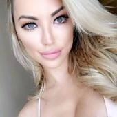 Lindsey Pelas selfie