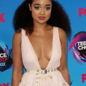 Aisha Dee dekollete