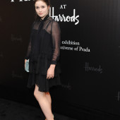 Alice Englert feet