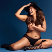 Ashley Graham oben ohne