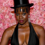 Danai Gurira dekollete