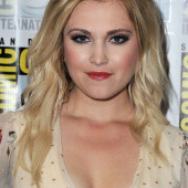 Eliza Taylor-Cotter dekollete