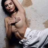 Emily Ratajkowski oben ohne