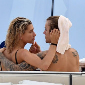 Hailey Bieber friend