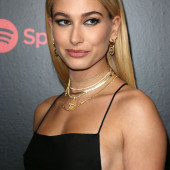 Hailey Bieber ohne bh