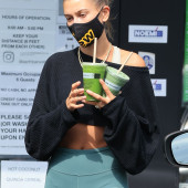 Hailey Bieber 