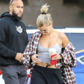 Hailey Bieber 