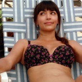 Hannah Simone body