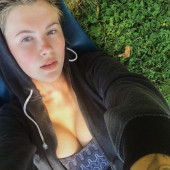 Ireland Baldwin selfie