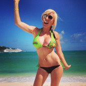 Jessica Nigri beach