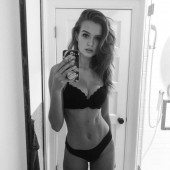 Josephine Skriver selfie