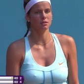 Julia Goerges nippel