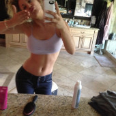 Kaley Cuoco body