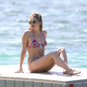 Kate Hudson beach