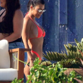 Kourtney Kardashian sideboob