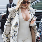 Kylie Jenner pokies braless