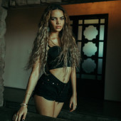 Leslie Grace 