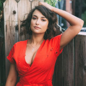 Milana Vayntrub 