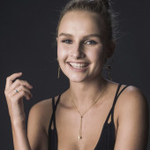 Olivia DeJonge dekollete