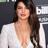 Priyanka Chopra dekollete