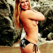 Ronda Rousey oben ohne