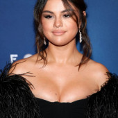 Selena Gomez dekollete