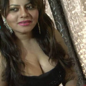 Shraddha Sharma cleavage