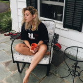 Sophie Nelisse feet