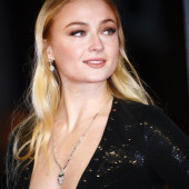 Sophie Turner cleavage