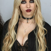 Taylor Momsen body