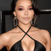 Tinashe braless