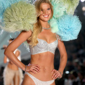 Toni Garrn hot