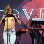 Tove Lo flashing tits