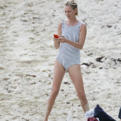 Uma Thurman beach