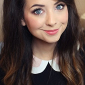 Zoe Sugg hair