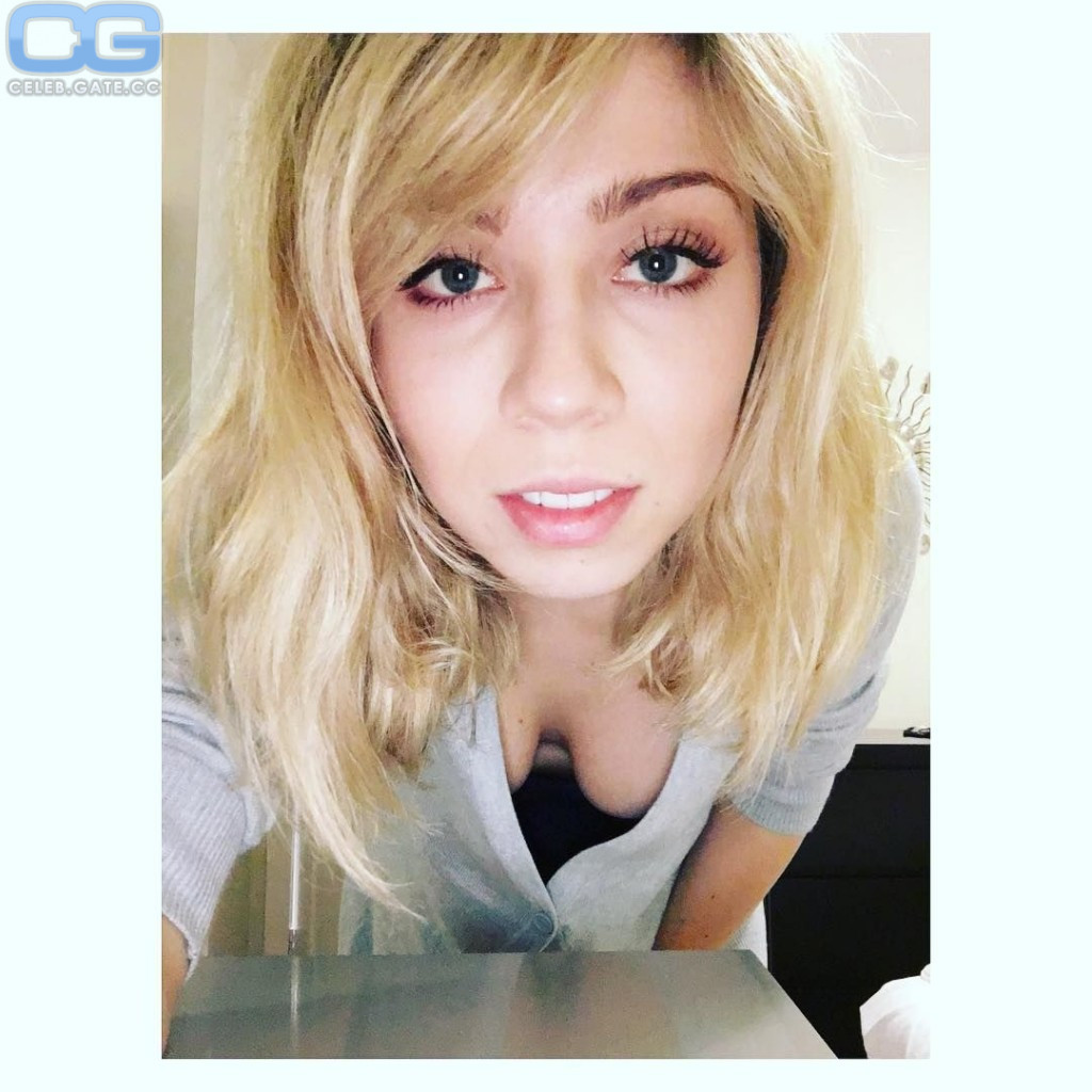 Jennette McCurdy cleavage