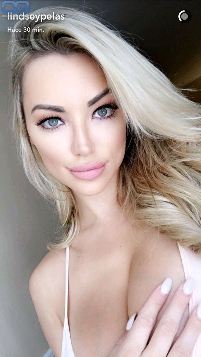 Lindsey Pelas selfie