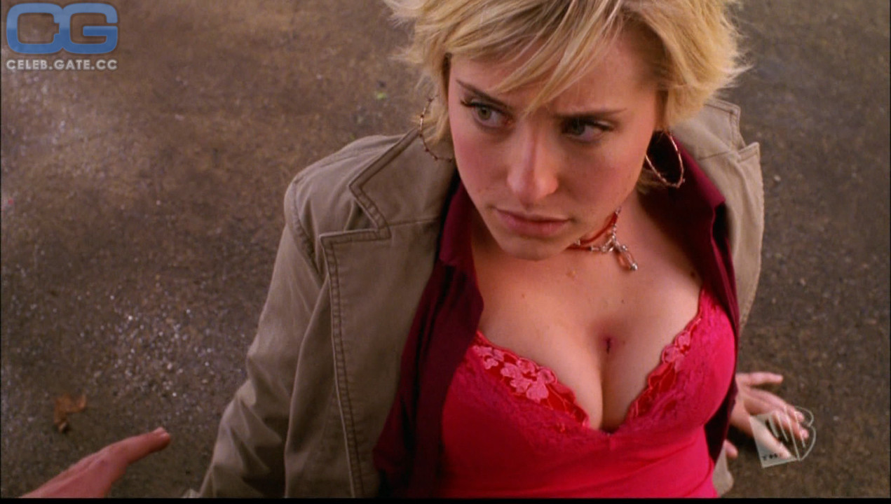 Allison Mack cleavage