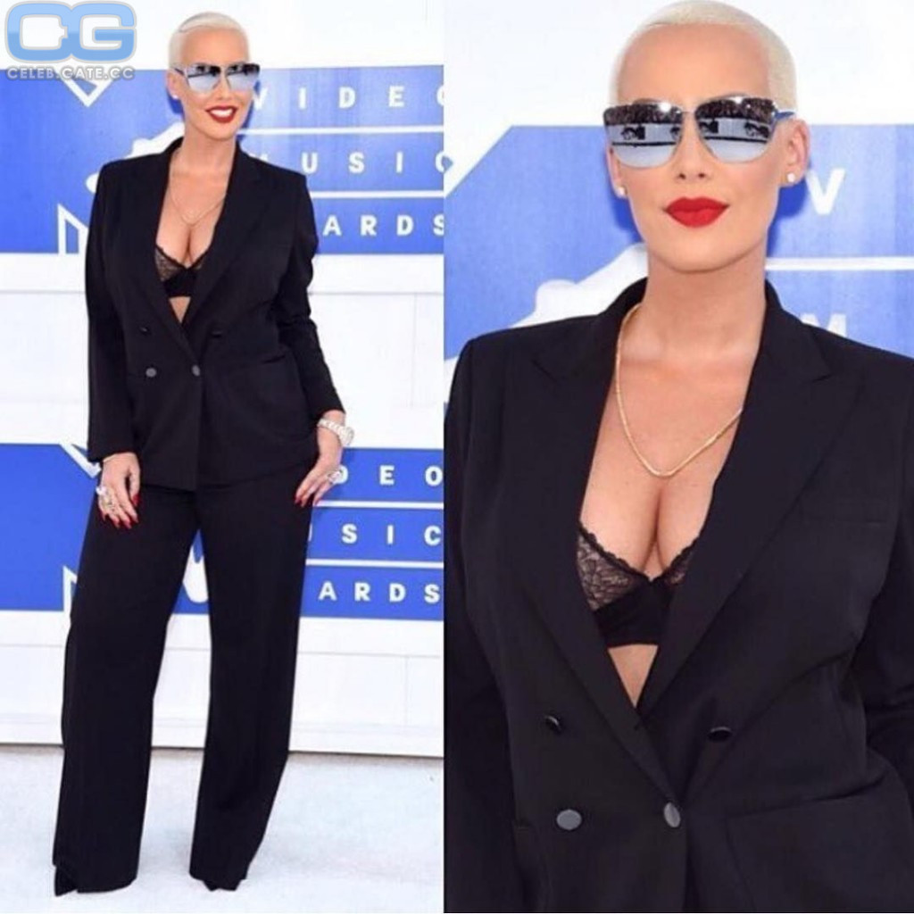 Amber Rose dekollete