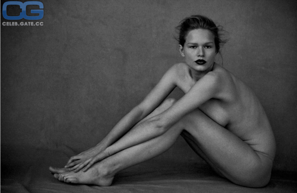 Anna Ewers naked