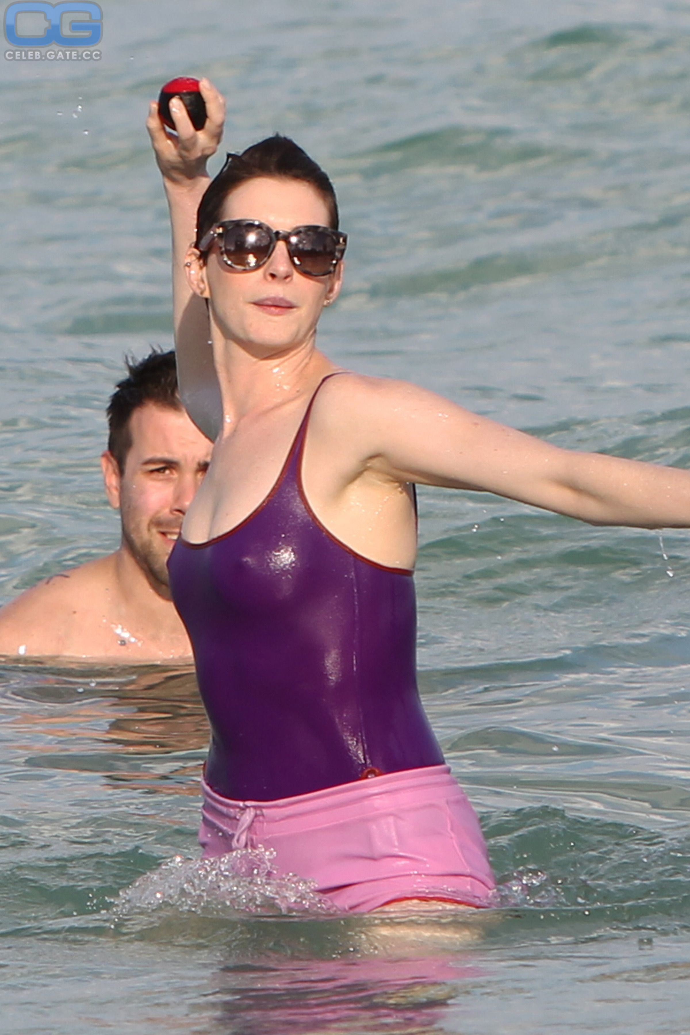 Anne Hathaway hot