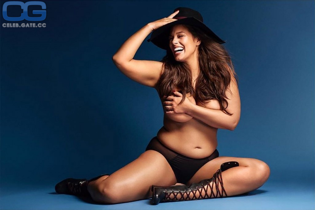 Ashley Graham oben ohne