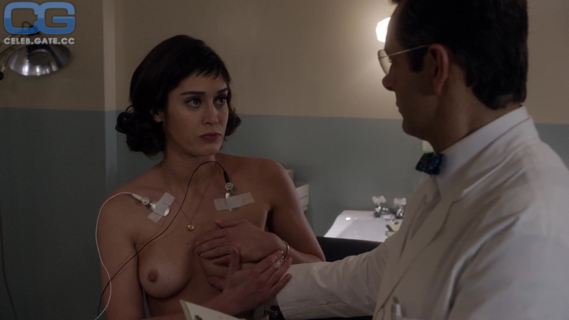 Lizzy Caplan 