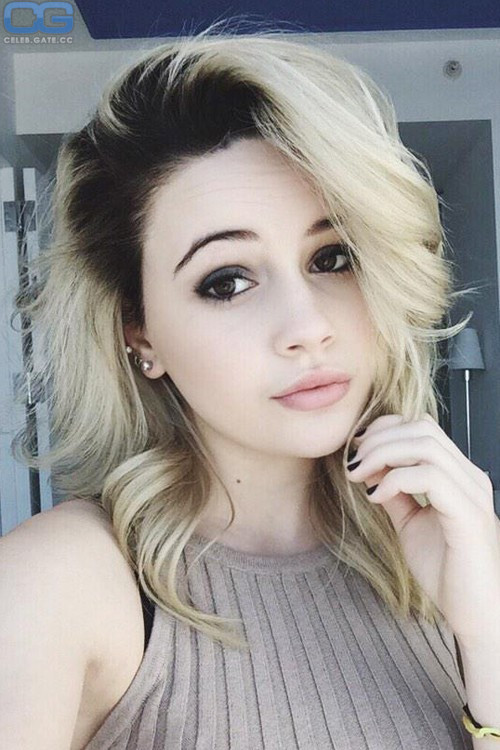 Bea Miller selfie