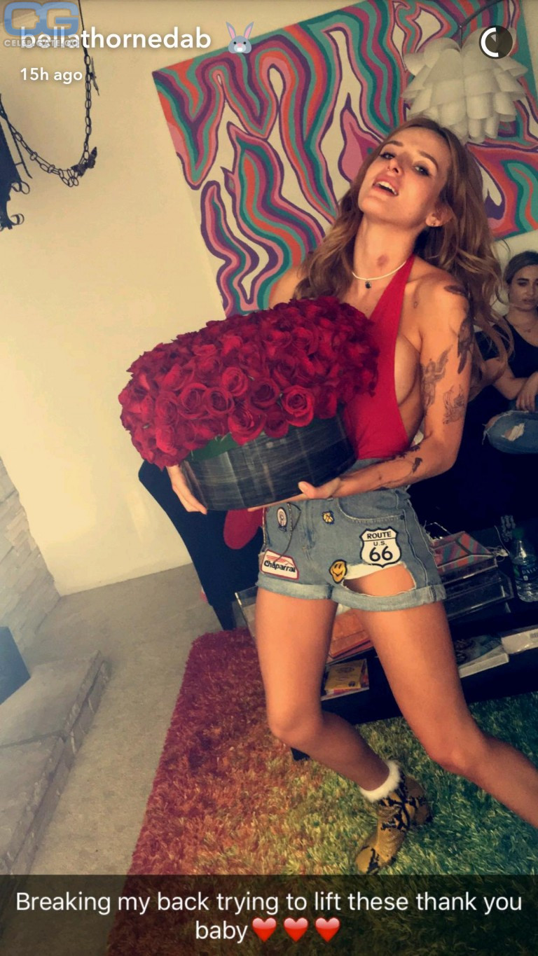 Bella Thorne sexy