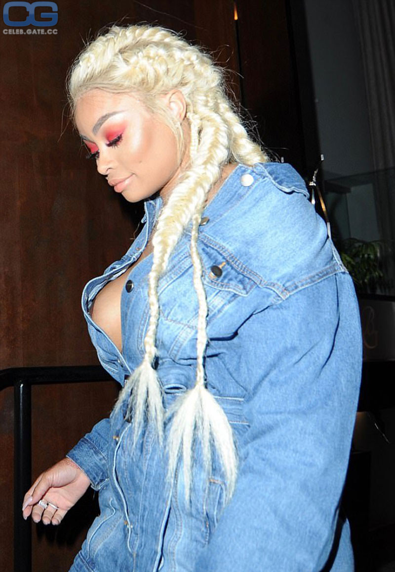 Blac Chyna tit slip