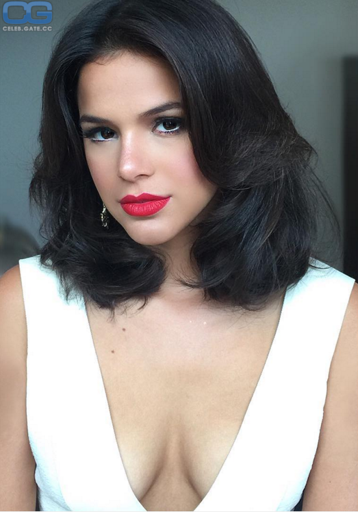 Bruna Marquezine cleavage