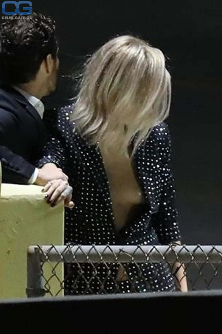 Cara Delevingne tit slip