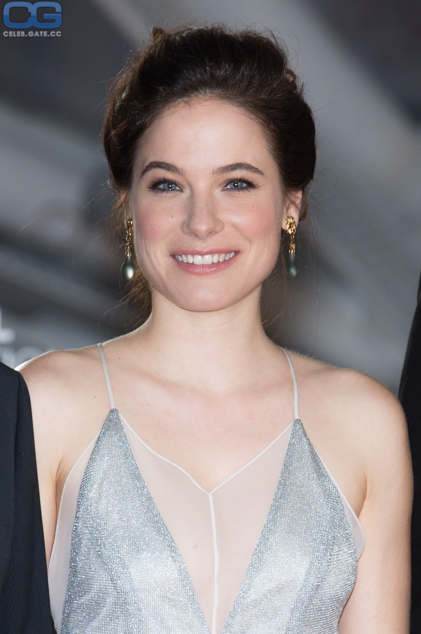 Caroline Dhavernas braless