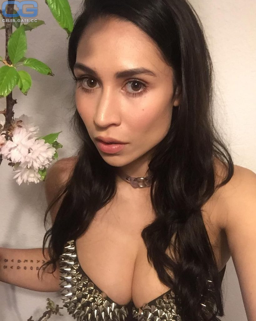 Cassie Steele cleavage